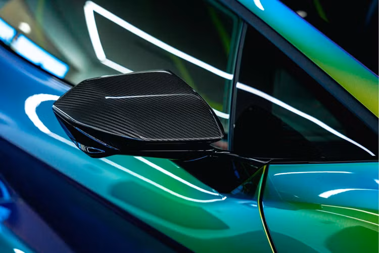 Ngoài ra lớp sơn đặc biệt trên Lamborghini Revuelto còn chuyển màu theo ánh sáng thì nội thất với các chi tiết trang trí bằng sợi carbon cũng là điểm nhấn.