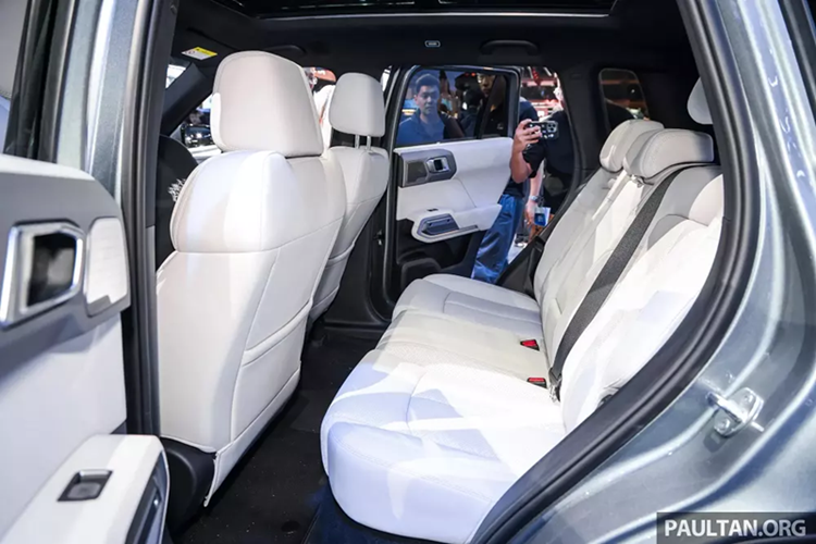 Xe sở hữu kích thước dài x rộng x cao lần lượt 4.605 x 1.900 x 1.720 mm và chiều dài cơ sở 2.745 mm. So với đàn anh Bao 5, xe ngắn hơn 285 mm, hẹp hơn 70 mm và thấp hơn 200 mm trong khi chiều dài cơ sở kém 55 mm. Đây cũng là mẫu xe đầu tiên của Fangchengbao sử dụng khung gầm liền khối với hệ thống treo trước kiểu MacPherson và treo sau liên kết 5 điểm.