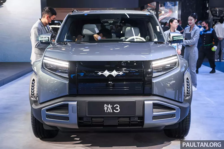 Trong tiếng Trung Quốc, cái tên "Tai" có nghĩa là titan. Do đó, không có gì ngạc nhiên khi Tai 3 có thiết kế cứng cáp và có phần nặng nề như được lấy cảm hứng từ xe thiết giáp. Điểm nổi bật nhất là các hốc bánh xe loe rộng với phần dưới khoét sâu để chứa các ốp cua lốp góc cạnh. Ốp cua lốp nối liền với ốp hầm hố trên cản trước.