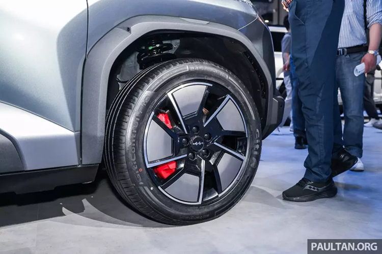 Bên dưới nắp ca-pô là cốp trước có dung tích 151 lít, có thể mở thông qua một nút bấm tích hợp trong lưới tản nhiệt. Bên trong xe, Tai 3 có phần truyền thống hơn với các chi tiết quen thuộc của dòng xe Bao như vô lăng to bản, cần số dạng xe tăng và các nút gạt pha lê.