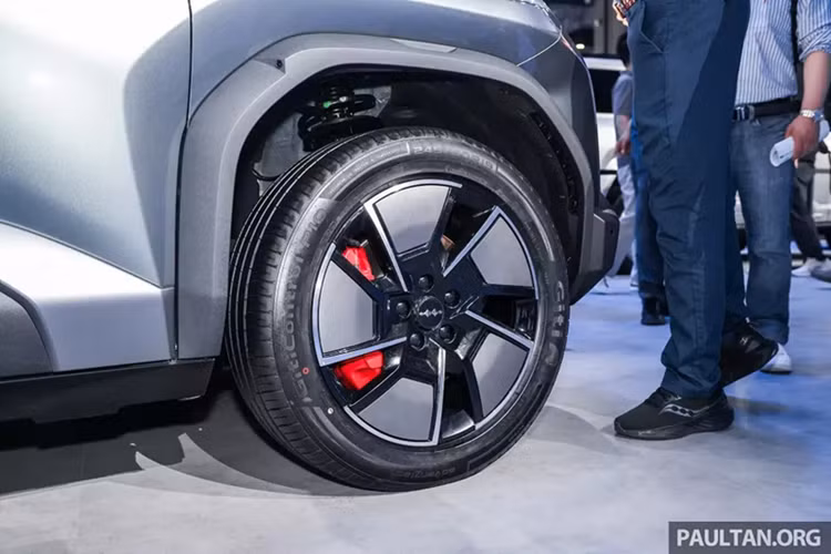 Bên dưới nắp ca-pô là cốp trước có dung tích 151 lít, có thể mở thông qua một nút bấm tích hợp trong lưới tản nhiệt. Bên trong xe, Tai 3 có phần truyền thống hơn với các chi tiết quen thuộc của dòng xe Bao như vô lăng to bản, cần số dạng xe tăng và các nút gạt pha lê.