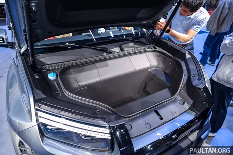 Cụm điều khiển trung tâm kiểu cầu nối khá độc đáo, chứa một đèn pin phía bên người lái và một micro để hát karaoke phía bên hành khách.