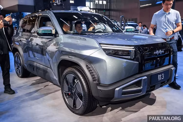 Bao gồm các mẫu xe BYD Tai 3 hybrid cắm sạc dẫn động bốn bánh. Đồng thời, Tai 3 cũng là mẫu xe đã được BYD đăng ký bảo hộ kiểu dáng công nghiệp tại Việt Nam vào hồi tháng 3/2025. Do đó, sẽ không bất ngờ nếu mẫu xe điện này cũng được bán ở Việt Nam trong tương lai.