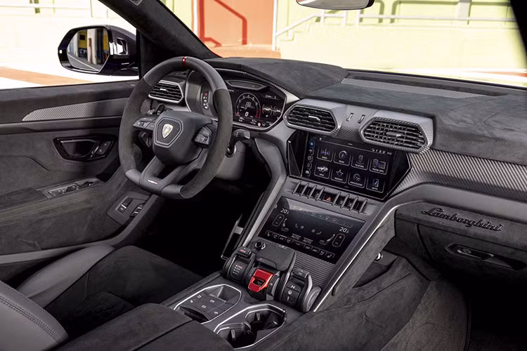 Đằng sau xe có khuếch tán gió mới, ống xả kép của thương hiệu Akrapovic, trên mui xe xuất hiện 1 cánh lướt gió carbon cỡ lớn, ngoài ra, xe còn có 1 cánh lướt gió nhỏ khác, ngay trên đèn hậu, cụm đèn hậu được nối với nhau qua 1 tấm ốp carbon.