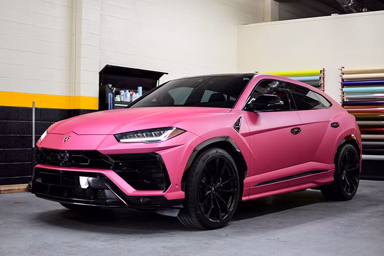 Được biết, khối động cơ mạnh mẽ này giúp siêu xe gầm cao Lamborghini Urus Performante có thể đua nước rút từ vị trí xuất phát lên 100 km/h trong thời gian 3,3 giây, nhanh hơn 0,3 giây so với bản tiêu chuẩn trước khi đạt vận tốc tối đa 306 km/h.
