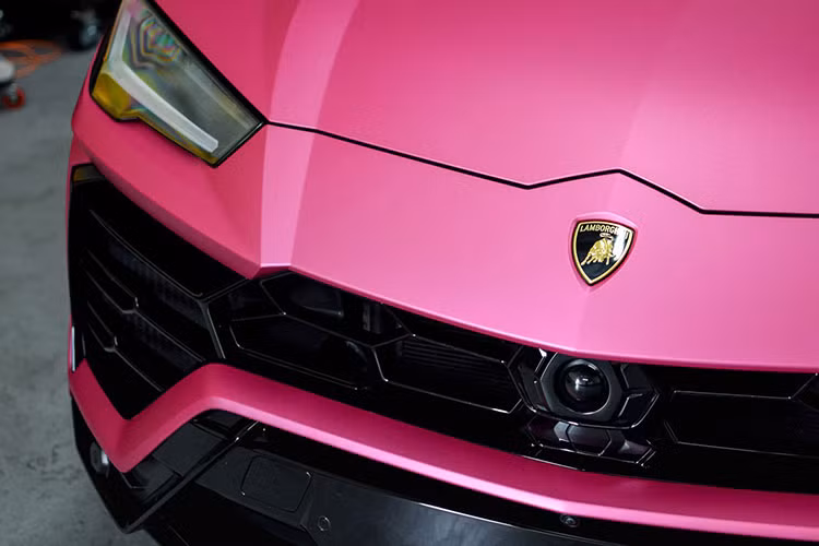 Bên hông xe, Lamborghini Urus Performante có nẹp sườn mới với dòng chữ Performante để tạo ra sự nhận biết so với 2 bản còn lại. Ngoài ra là bộ mâm thửa riêng với thiết kế đẹp mắt dành cho dòng xe hiệu năng cao của Lamborghini Urus.