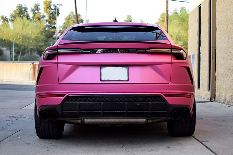 Khác nhiều so với bản tiêu chuẩn, cũng như Lamborghini Urus S, phiên bản Lamborghini Urus Performante có thiết kế hầm hố hơn với nắp capô mới, cản trước có các tấm ốp lướt gió, lưới tản nhiệt của xe cũng được tinh chỉnh lại.