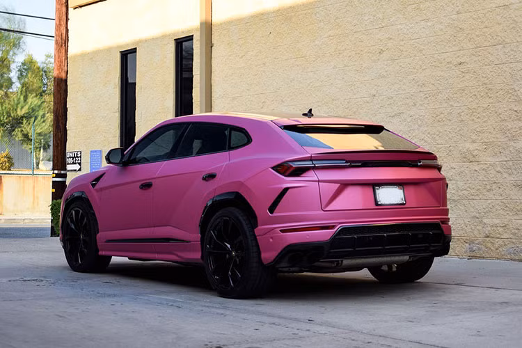 Sau cùng, siêu SUV Lamborghini Urus Performante vẫn sử dụng hệ truyền động là khối động cơ xăng V8, tăng áp kép, dung tích 4.0 lít như bản tiêu chuẩn, nhưng hãng xe Ý đã tinh chỉnh lại, giúp xe tạo ra công suất tối đa 657 mã lực, tăng 16 mã lực và mô-men xoắn cực đại 850 Nm.