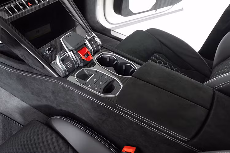 Nội thất xe với ghế da Alcantara có điểm nhấn như logo bò mộng, Urus hay chỉ khâu đều được hoành thành với màu vàng, thành cửa ngoài da lộn còn có carbon và viền màu vàng. Thay đổi trên Urus Performante so với xe tiêu chuẩn chính là việc chế độ Anima rút gọn chỉ còn 4 chế độ lái thay vì 7 như bản tiêu chuẩn.