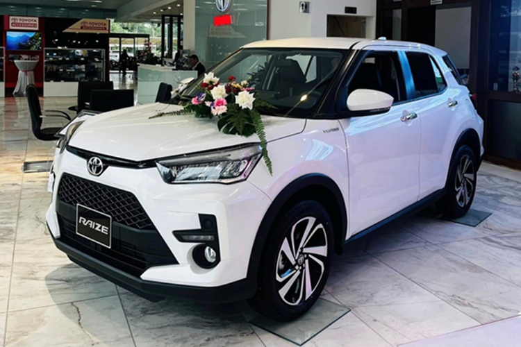 Hiện nhân viên tư vấn bán hàng tại đại lý đã thông báo cho người mua về chính sách giá mới của Toyota Raize tại Việt Nam. Nguyên nhân khiến hãng Toyota điều chỉnh giá bán của mẫu SUV hạng A này vẫn chưa được công bố, nhưng nhiều khả năng việc tăng giá này đến từ yếu tố chi phí đầu vào.
