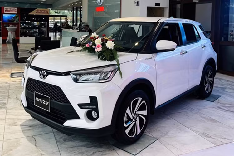 Hiện nhân viên tư vấn bán hàng tại đại lý đã thông báo cho người mua về chính sách giá mới của Toyota Raize tại Việt Nam. Nguyên nhân khiến hãng Toyota điều chỉnh giá bán của mẫu SUV hạng A này vẫn chưa được công bố, nhưng nhiều khả năng việc tăng giá này đến từ yếu tố chi phí đầu vào.