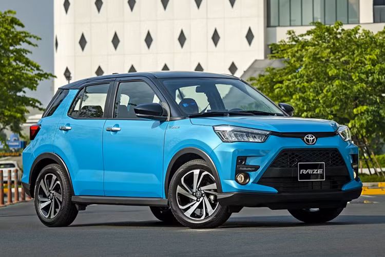 Xe sở hữu hệ thống đèn LED, vành hợp kim 17 inch, bảng đồng hồ kỹ thuật số 7 inch, màn hình cảm ứng trung tâm 9 inch, khởi động bằng nút bấm, hệ thống điều hòa tự động, hỗ trợ khởi hành ngang dốc HAC, cảnh báo điểm mù BSM, cảnh báo phương tiện cắt ngang khi lùi RCTA, 4 cảm biến trước/sau và 6 túi khí.