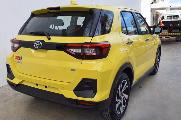 Khác với 3 đối thủ cùng phân khúc, Toyota Raize không được lắp ráp tại Việt Nam mà nhập khẩu nguyên chiếc từ Indonesia.