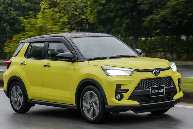 Với giá bán mới, Toyota Raize không còn là mẫu xe rẻ nhất trong phân khúc SUV hạng A tại Việt Nam như trước. Vị trí này sẽ thuộc về Hyundai Venue với giá bán dao động từ 499 - 539 triệu đồng. Trong khi đó, so với 2 đối thủ VinFast VF 5 (529 triệu đồng) và Kia Sonet (539 - 624 triệu đồng), mẫu xe nhà Toyota vẫn rẻ hơn.