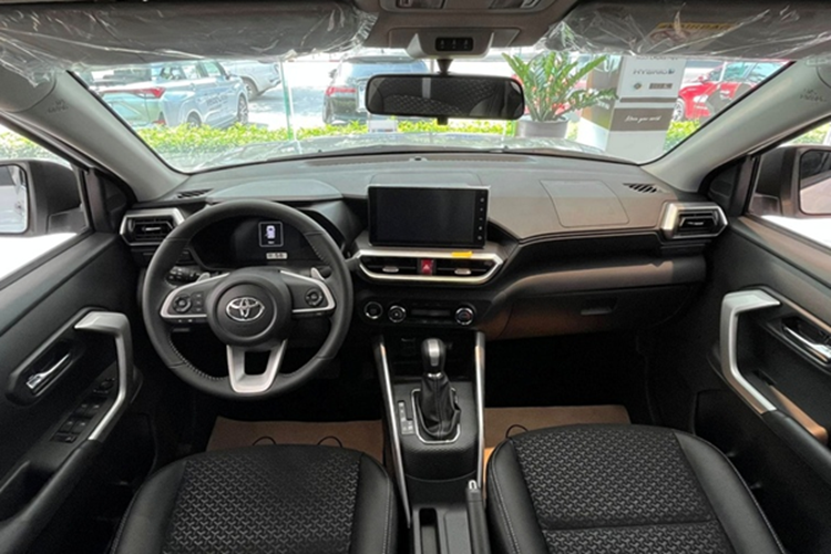 Trong năm 2024, mẫu xe này bán ra 4.984 chiếc, đứng thứ 3 trong phân khúc, sau VinFast VF 5 và Kia Sonet. Trong hai tháng đầu năm 2025, mẫu xe nhà Toyota tiếp tục duy trì vị thế này với doanh số cộng dồn 464 chiếc. So với các đối thủ cùng phân khúc, Toyota Raize không thua kém về mặt thiết kế hay trang bị.