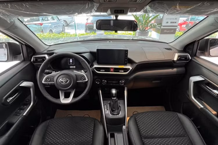 Trong năm 2024, mẫu xe này bán ra 4.984 chiếc, đứng thứ 3 trong phân khúc, sau VinFast VF 5 và Kia Sonet. Trong hai tháng đầu năm 2025, mẫu xe nhà Toyota tiếp tục duy trì vị thế này với doanh số cộng dồn 464 chiếc. So với các đối thủ cùng phân khúc, Toyota Raize không thua kém về mặt thiết kế hay trang bị.