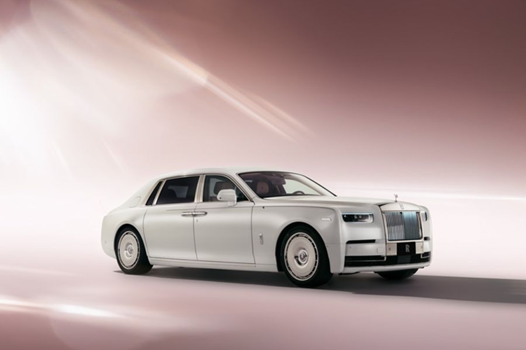 Rolls-Royce Phantom bản Hanami lấy cảm hứng hoa anh đào là biểu tượng văn hóa quen thuộc Nhật Bản, thường xuất hiện trong nghệ thuật, văn học và triết lý gắn liền với mùa xuân. Loài hoa này chỉ nở rộ khoảng một tuần mỗi năm, mang ý nghĩa về sự ngắn ngủi và giá trị của thời gian.