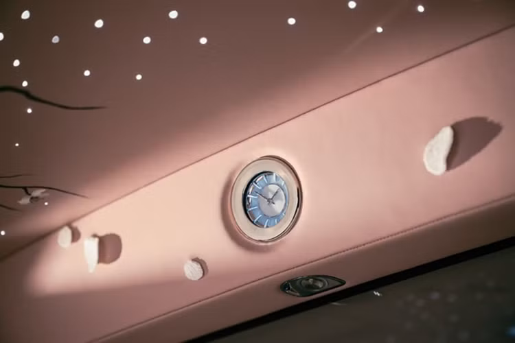 Việc sơn ngoại thất cũng nằm trong quy trình chế tác tỉ mỉ, từ ý tưởng ban đầu đến sản phẩm hoàn chỉnh, thể hiện khả năng cá nhân hóa của Rolls-Royce. Thiết kế bên ngoài không quá cầu kỳ, giữ phong cách đặc trưng của dòng Phantom. Phantom “Hoa anh đào” là minh chứng cho cách một biểu tượng văn hóa có thể được tích hợp vào sản phẩm công nghệ cao, mang dấu ấn cá nhân rõ nét.