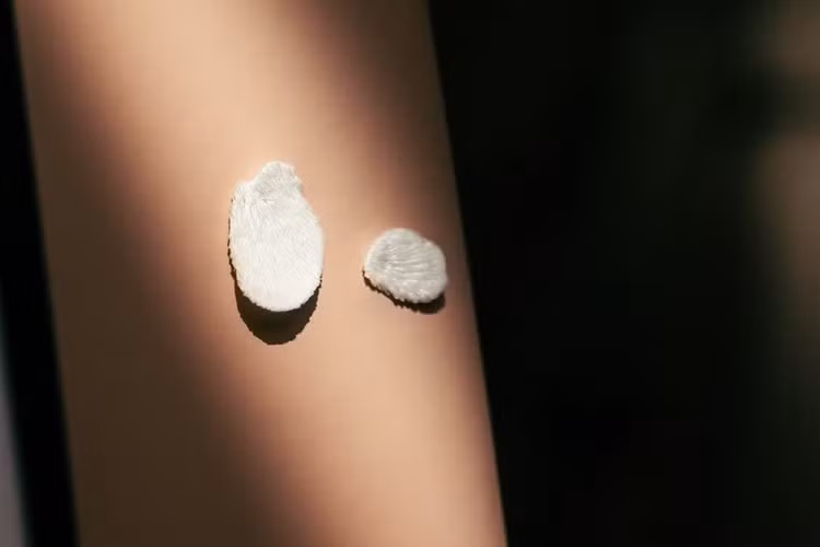 Nội thất của Phantom “Hoa anh đào” được chế tác thủ công với nhiều yếu tố nổi bật. Các chi tiết thêu tay mô phỏng hình ảnh ngồi dưới tán cây anh đào trong lễ Hanami. Trong đó, trần xe Starlight Headliner có hình cành anh đào với hoa trắng, được hoàn thiện trong hơn ba tuần với 250.000 mũi thêu.