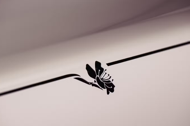 Về động cơ, Phantom bản Hoa anh đào đặc biệt không thay đổi so với các mẫu Phantom khác. Xe được trang bị động cơ V12 tăng áp kép 6.75 lít, công suất 563 mã lực, mô-men xoắn 900 Nm. Với kích thước và trọng lượng lớn, chiếc xe vẫn đạt tốc độ 0-100 km/h trong khoảng 5 giây, đảm bảo khả năng vận hành ổn định.