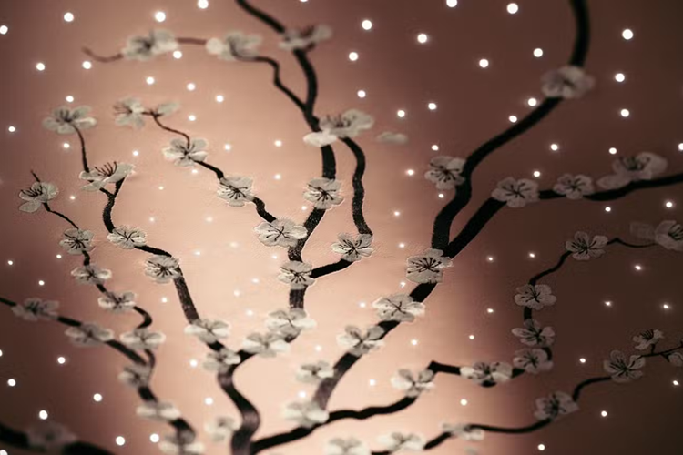 Hình ảnh cánh hoa rơi cũng xuất hiện trên cửa sau và vách ngăn Privacy Suite – bộ phận phân cách khoang trước và sau. Để hoàn thiện những chi tiết này, Rolls-Royce đã dành nhiều thời gian làm việc với khách hàng. Từ việc lên ý tưởng đến chế tác từng mũi thêu ba chiều đều đòi hỏi sự phối hợp giữa đội ngũ thiết kế và nghệ nhân.