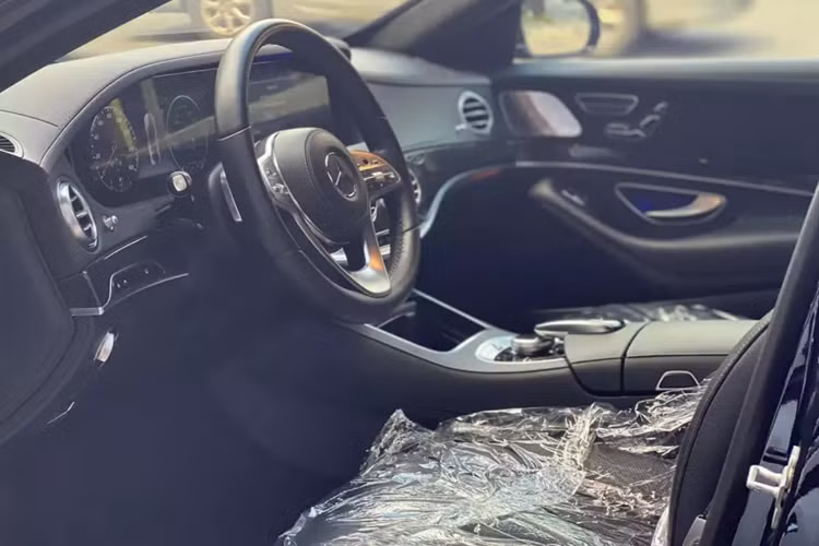 Mercedes-Maybach S450 Pullman không có khoang hành khách đẳng cấp như Mercedes-Maybach S650 Pullman khi chỉ có 2 ghế VIP, vì thế, nhiều người mới gọi Mercedes-Maybach S450 Pullman là hậu duệ của dòng xe Maybach 62S đình đám.