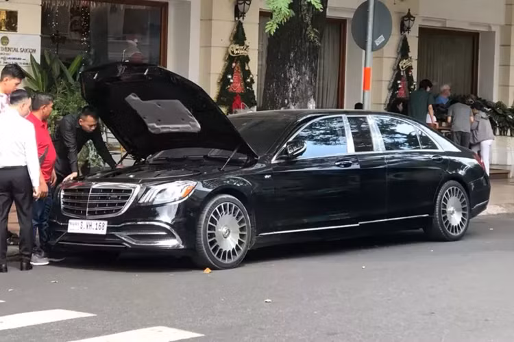 Mới đây trên mạng xã hội đã lan truyền hình ảnh về 1 chiếc xe siêu sang Mercedes-Maybach S-Class hạng sang mang biển số của Campuchia, nhưng thú vị ở chỗ là xe có chiều dài khủng, 3 khoang, nên chắc chắn đây chính là biến thể Mercedes-Maybach Pullman.