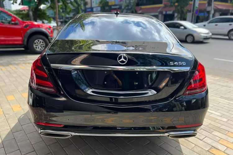 Mercedes-Maybach S450 Pullman chính là chiếc xe Mercedes-Maybach Pullman rẻ nhất nên khách hàng không yêu cầu quá nhiều về độ hoành tráng như bản Mercedes-Maybach S650 Pullman mang đến. Xe vẫn được trang bị động cơ xăng V6, dung tích 3.0 lít.