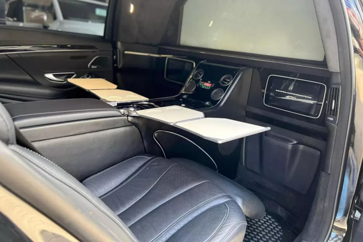 Xe có trang bị vách ngăn bằng kính, bàn làm việc, phím bấm tích hợp đầy đủ công nghệ và 2 màn hình giải trí cỡ vừa cho hàng khách trải nghiệm. Tất nhiên các ghế ngồi có đầy đủ trang bị hiện đại nhất mà dòng xe Mercedes-Maybach S450 sở hữu.