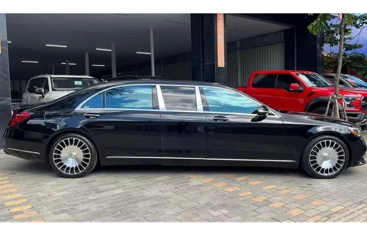 Như vậy là Mercedes-Maybach Pullman tại Việt Nam đã có thêm 1 thành viên mới đó là S450 bên cạnh 2 bản cao nhất như S600 hay S650. Chiếc xe này có mặt ca lăng khá thú vị là của bản thường, nhưng xe có thiết kế đến 3 khoang.