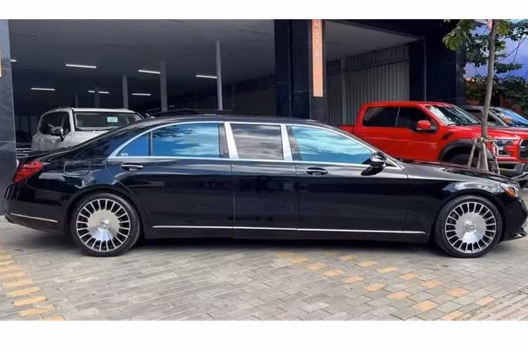 Như vậy là Mercedes-Maybach Pullman tại Việt Nam đã có thêm 1 thành viên mới đó là S450 bên cạnh 2 bản cao nhất như S600 hay S650. Chiếc xe này có mặt ca lăng khá thú vị là của bản thường, nhưng xe có thiết kế đến 3 khoang.