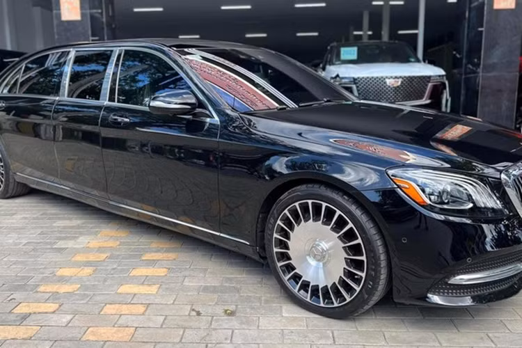 Nếu bạn chưa biết thì Mercedes-Maybach Pullman là đỉnh cao cuối cùng của dòng xe siêu sang nhà "ngôi sao 3 cánh", và phong trào chơi xe Mercedes-Maybach Pullman của đại gia Việt trước đó có 5 chiếc, chủ yếu nằm ở dòng S600 và S650.
