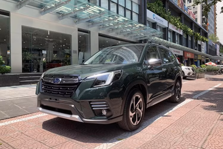 Giá xe Subaru Forester sau ưu đãi của bản này chỉ còn 819 triệu. Trong khi đó, hai bản cao cấp hơn là 2.0 iL EyeSight và 2.0 iS EyeSight đều được ưu đãi 220 triệu đồng. Giá bán sau giảm của 2 phiên bản này lần lượt là 879 triệu và 979 triệu đồng.