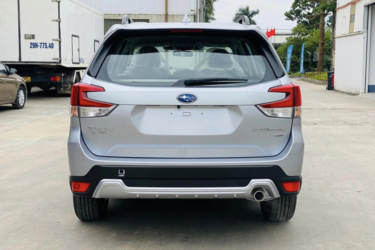 Subaru Forester tất nhiên không phải là xe duy nhất có ưu đãi trong phân khúc SUV cỡ C. Honda CR-V hiện cũng đang được hãng tặng 100% lệ phí trước bạ cho bản G tiêu chuẩn và 50% lệ phí trước bạ cho bản L 2WD. Nhờ đó, khách hàng có thể sở hữu mẫu SUV cỡ C này với giá chỉ từ hơn 900 triệu đồng.