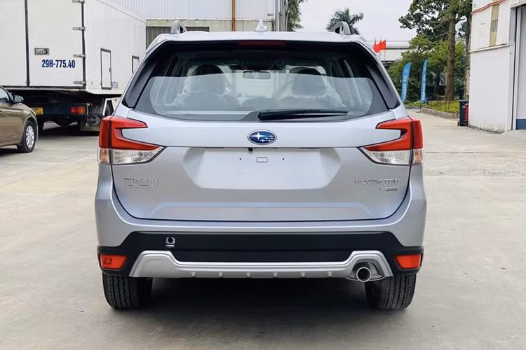 Subaru Forester tất nhiên không phải là xe duy nhất có ưu đãi trong phân khúc SUV cỡ C. Honda CR-V hiện cũng đang được hãng tặng 100% lệ phí trước bạ cho bản G tiêu chuẩn và 50% lệ phí trước bạ cho bản L 2WD. Nhờ đó, khách hàng có thể sở hữu mẫu SUV cỡ C này với giá chỉ từ hơn 900 triệu đồng.