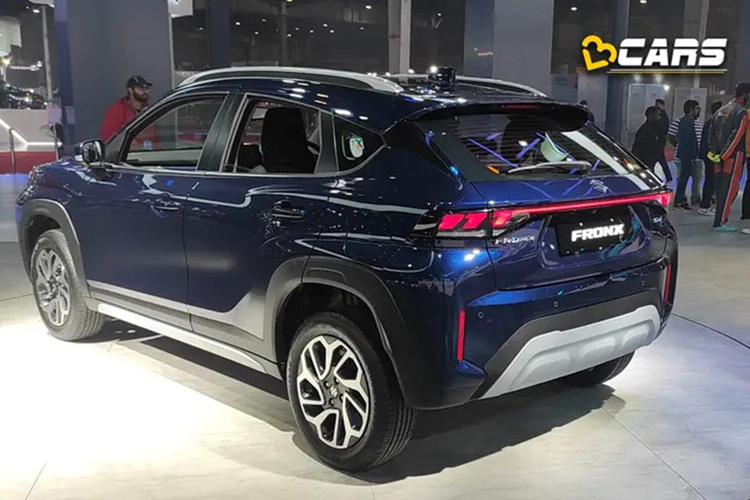 Mẫu SUV sở hữu nhiều chi tiết thừa hưởng từ đàn anh Grand Vitara như đầu xe thẳng đứng và hệ thống đèn 2 tầng. Cụm lưới tản nhiệt có điểm nhấn là phần nẹp mạ crôm nằm ngang, nối liền với logo hãng. Mâm xe 17 inch, thiết kế 5 chấu kép và sơn 2 màu thể thao.