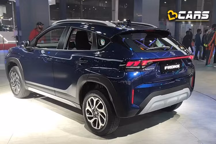 Mẫu SUV sở hữu nhiều chi tiết thừa hưởng từ đàn anh Grand Vitara như đầu xe thẳng đứng và hệ thống đèn 2 tầng. Cụm lưới tản nhiệt có điểm nhấn là phần nẹp mạ crôm nằm ngang, nối liền với logo hãng. Mâm xe 17 inch, thiết kế 5 chấu kép và sơn 2 màu thể thao.