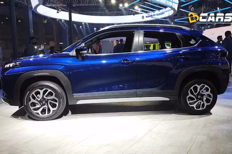 Với kích thước này, Suzuki Fronx cạnh tranh với Kia Sonet, Hyundai Venue hay Nissan Magnite ở phân khúc SUV cỡ nhỏ. Về thiết kế, Suzuki Fronx mang kiểu dáng fastback với phần nóc xe được vuốt thẳng xuống phía dưới nắp cốp.