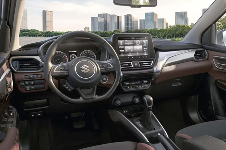Nổi bật tại khu vực phía sau là cụm đèn LED thiết kế thanh mảnh, nằm vắt ngang qua cửa cốp. Dù chỉ là xe cỡ A, Suzuki Fronx vẫn sở hữu khoang nội thất khá hiện đại với điểm nhấn là màn hình cảm ứng 9 inch, hỗ trợ Apple CarPlay/Android Auto không dây, điều khiển bằng giọng nói với câu lệnh "Hi Suzuki"