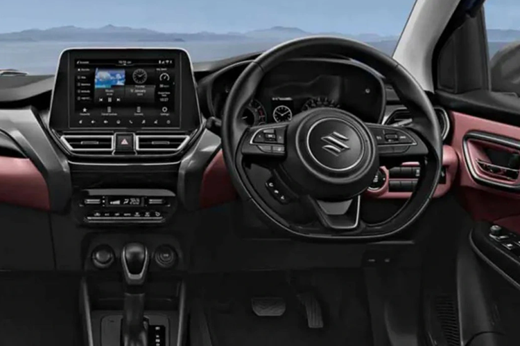 Vô lăng bọc da, tích hợp lẫy chuyển số và nhiều phím chức năng. Màn hình hiển thị thông tin kính lái HUD, sạc không dây và hệ thống âm thanh 6 loa của hãng Arkamys. Ngoài ra, xe còn được trang bị hệ thống Suzuki Connect, cho phép khách hàng truy cập hơn 40 tính năng kết nối của xe.