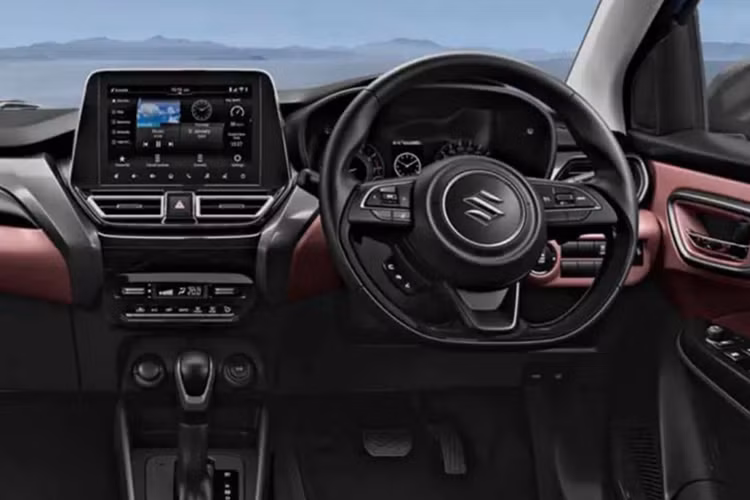 Vô lăng bọc da, tích hợp lẫy chuyển số và nhiều phím chức năng. Màn hình hiển thị thông tin kính lái HUD, sạc không dây và hệ thống âm thanh 6 loa của hãng Arkamys. Ngoài ra, xe còn được trang bị hệ thống Suzuki Connect, cho phép khách hàng truy cập hơn 40 tính năng kết nối của xe.