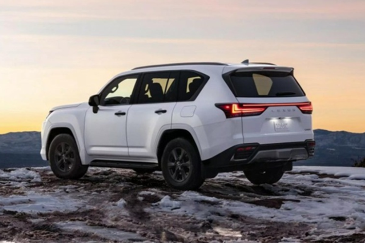 Về nội thất, Lexus LX 600 Premium sở hữu các tiện ích hiện đại như: đồng hồ lái kỹ thuật số 12,3 inch, màn hình thông tin giải trí cảm ứng 12,3 inch và màn hình 7 inch dành riêng cho hệ thống điều hòa và hệ thống Multi-Terrain Select.