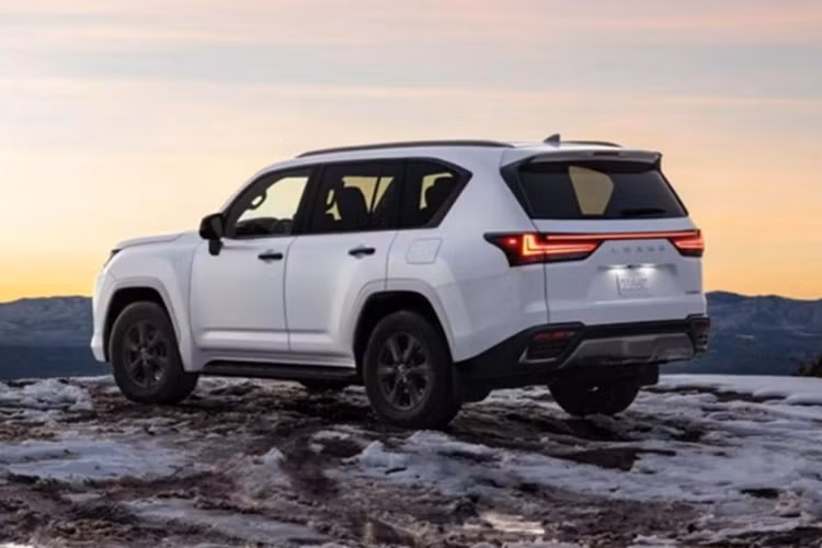 Về nội thất, Lexus LX 600 Premium sở hữu các tiện ích hiện đại như: đồng hồ lái kỹ thuật số 12,3 inch, màn hình thông tin giải trí cảm ứng 12,3 inch và màn hình 7 inch dành riêng cho hệ thống điều hòa và hệ thống Multi-Terrain Select.