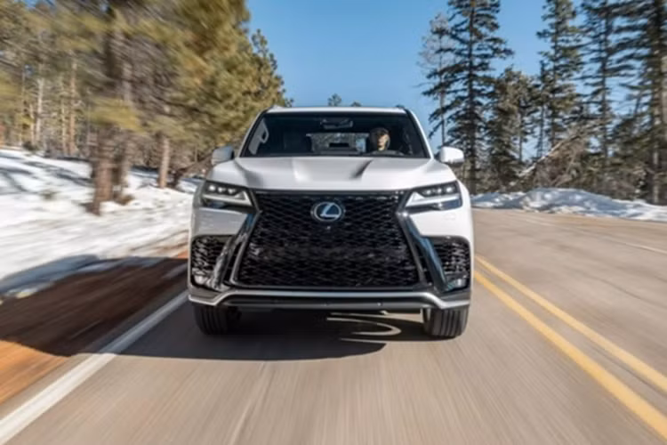 Mẫu xe SUV hạng sang Lexus LX 600 Premium hiện là bản rẻ nhất và có giá cao hơn phiên bản cùng loại năm ngoái, nhưng những nâng cấp mà nó mang lại không thực sự đáng kể. Khách hàng mua mẫu LX 600 Premium sẽ có thêm trang bị là: sạc không dây, độ cứng thân xe tăng thêm và đệm ngồi được cải tiến để giảm rung ở tần số thấp.