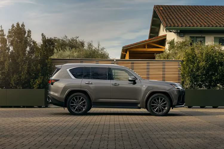 Mức giá xe Lexus LX 700h 2025 phiên bản Overtrail có giá khởi điểm 115.350 USD (2,91 tỷ đồng). Phiên bản cao cấp nhất là LX 700h Ultra Luxury có giá lên đến 141.350 USD (3,57 tỷ đồng). Ngoại thất của phiên bản Lexus LX 700h cũng khác biệt hơn với tấm chắn gầm phía trước, lưới tản nhiệt màu xám mờ, tay nắm cửa đen, thanh ray trên nóc màu xám đậm, viền chrome tối màu và ốp vòm bánh xe đen.