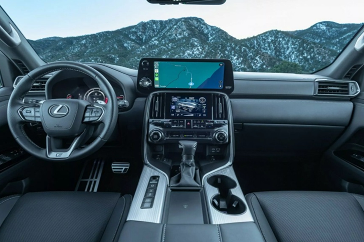 Lexus cũng điều chỉnh hệ thống lái mượt mà hơn mà không ảnh hưởng đến hiệu suất off-road. Ngoài ra, xe vẫn có: đèn pha LED, cửa sổ trời, mâm xe hợp kim 20 inch, bệ bước chân có đèn, cốp hành lý chỉnh điện với đá cốp rảnh tay.