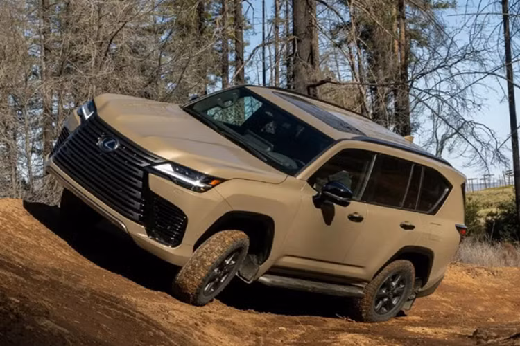 Ở thế hệ mới, xe còn có vô lăng chỉnh điện 4 hướng, sưởi vô lăng, hàng ghế trước có sưởi và thông gió, trong khi hàng ghế thứ hai có sưởi và hàng ghế thứ ba có thể gập điện. Xe còn có sẵn đèn viền nội thất và dàn âm thanh 10 loa.