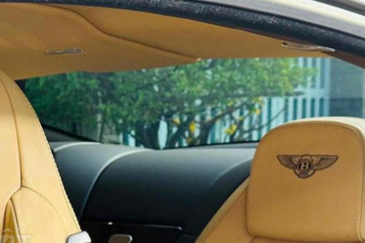 Thay đổi cuối cùng của chiếc xe siêu sang mui trần Bentley Continental GTC 2008 này chính đuôi xe, nơi đèn hậu cũ to bản đã bị thay thế, bằng đèn hậu nhỏ hơn, thiết kế vuông vức của Bentley Continental GT thế hệ thứ 2, với viền đèn được ốp thêm crôm, không còn ống xả oval nguyên bản, chiếc xe này đã được lên bộ ống xả kép, vốn là đặc trưng nhận diện của Bentley Continental GT bản V8 với W12.