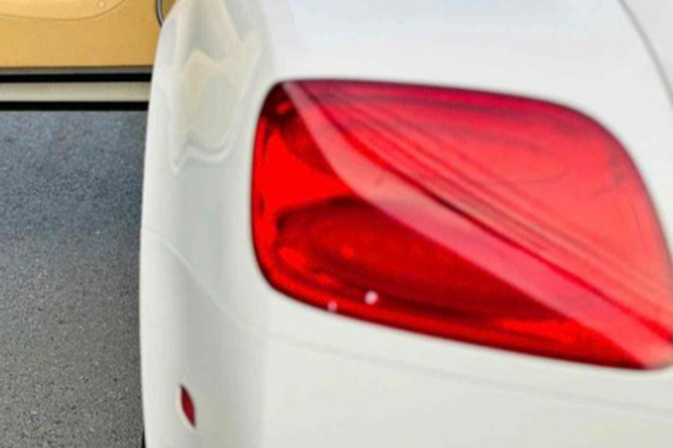 Dòng xe siêu sang mui trần Bentley Continental GTC được trang bị khối động cơ W12 (12 xi-lanh xếp hình chữ W), dung tích 6.0 lít, sản sinh công suất tối đa 552 mã lực tại vòng tua máy 6.000 vòng/phút và mô-men xoắn cực đại đạt 650 Nm.