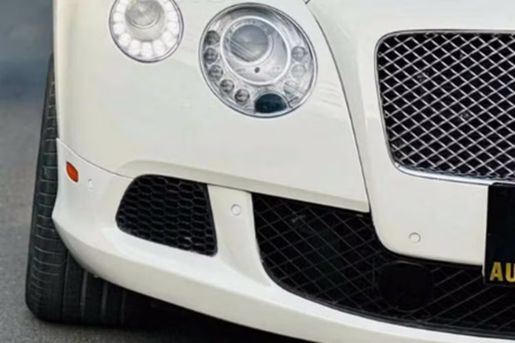 Chiếc Bentley Continental GTC đang được chào bán lại 2,5 tỷ đồng đã có ngoại hình độ lại body kit, đầu tiên là việc độ lại quả đèn pha LED siêu sang, siêu cá tính của thế hệ thứ 2 này, với điểm nhấn các quả đèn LED nhỏ kim cương xếp thành vòng tròn, ở phía ngoài cùng, rất lạ mắt, cũng như tăng thêm độ chiếu sáng cho xe.